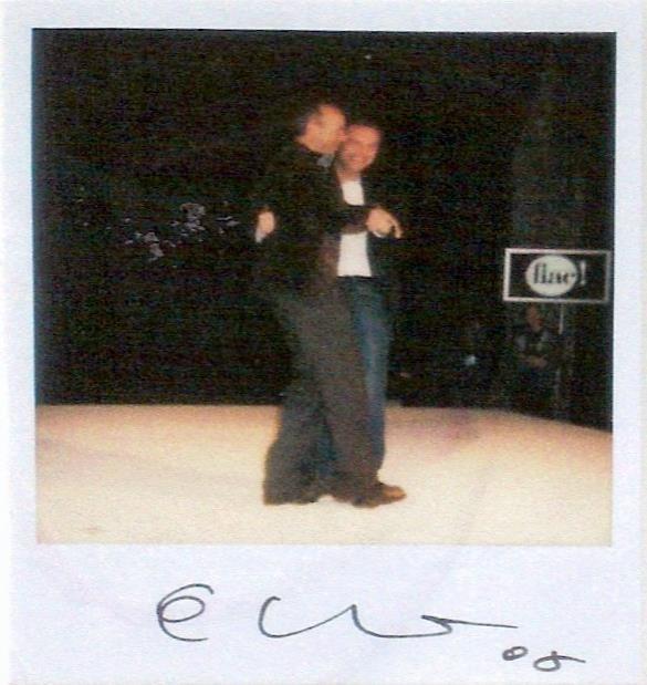 One Minute Sculpture, artist stands on gallerist feet (Paris) - Erwin Wurm 