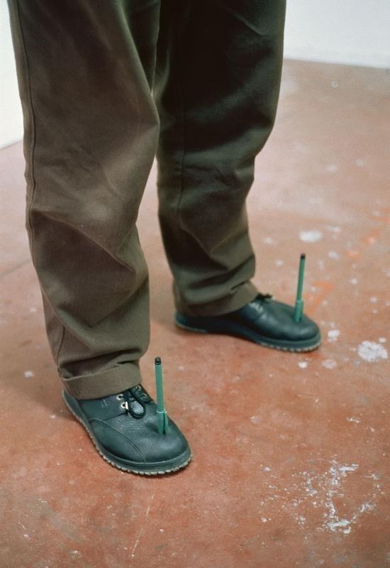 Self Service (Mann mit Stiften auf den Schuhen) - Erwin Wurm 