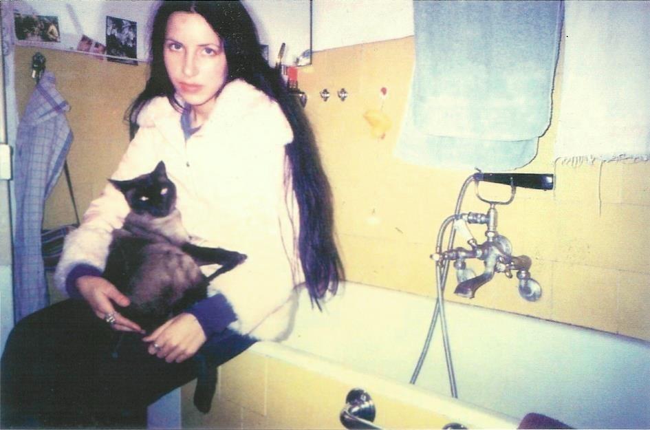 Linda mit Ashi im Badezimmer - Annelies Strba 